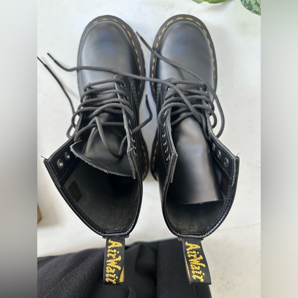 Dr Martens 1460 Smooth 8-hole Lace Up Boots - Picture 4 of 4